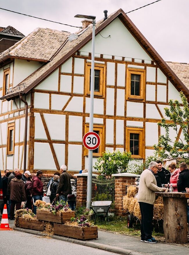 Hof alla Cava von außen: Besucher kommen vorbei