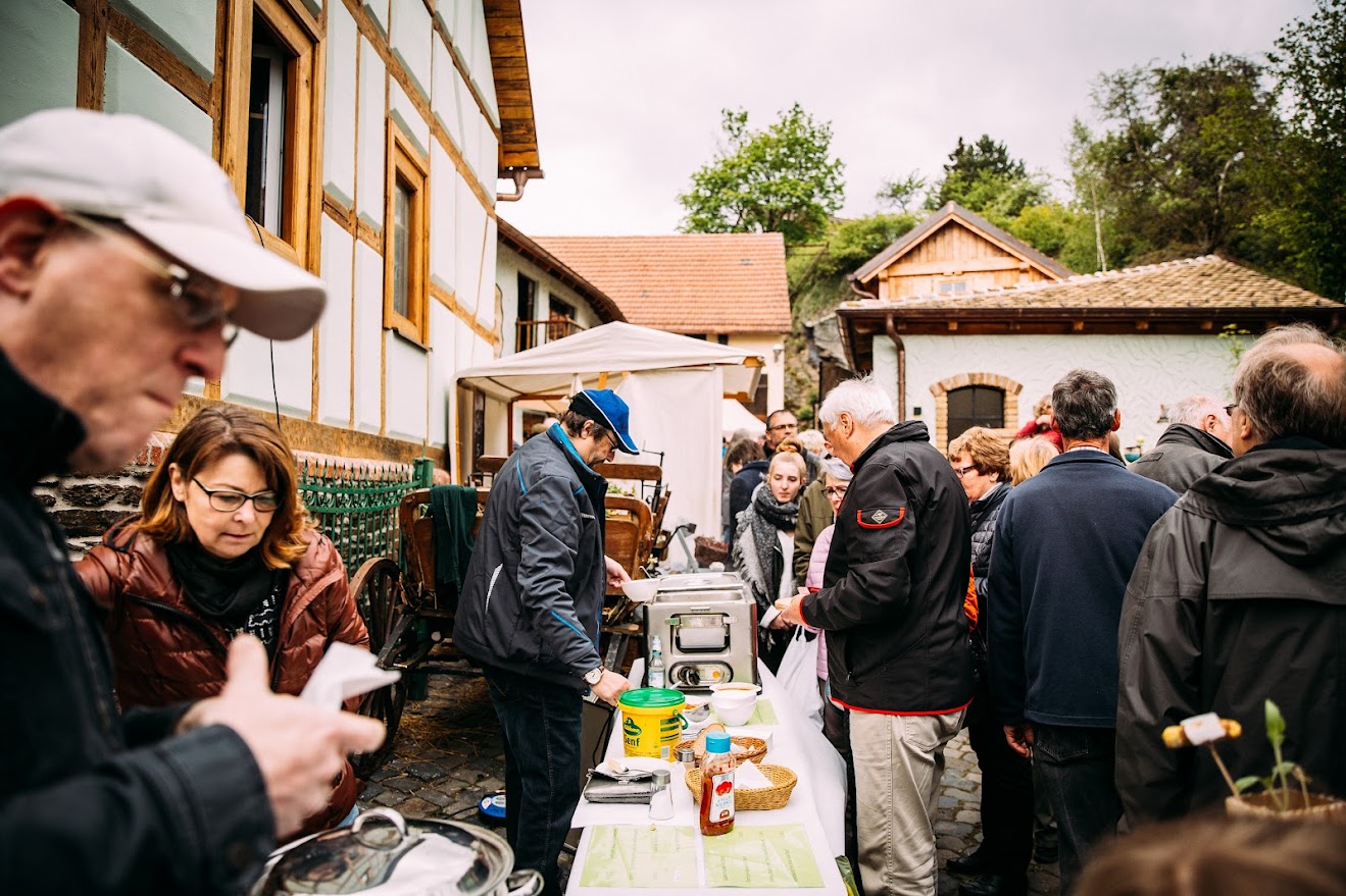 Markt: Eventlocation Hof alla Cava mit Personen