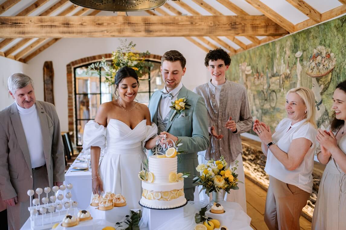 Brautpaar vor Hochzeitstorte am Hof alla Cava