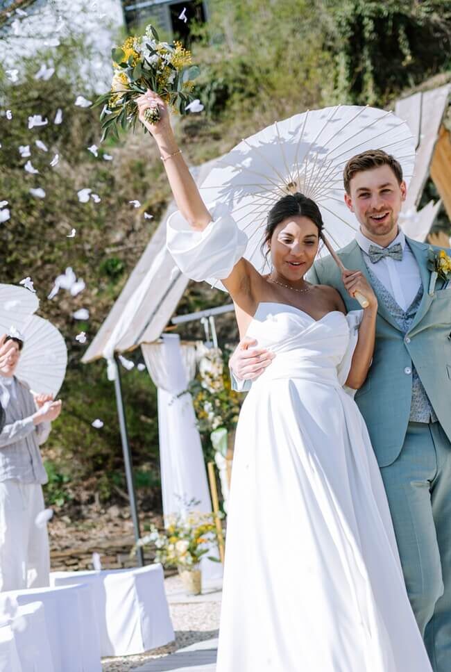 Feierndes Hochzeitspaar Hof alla Cava