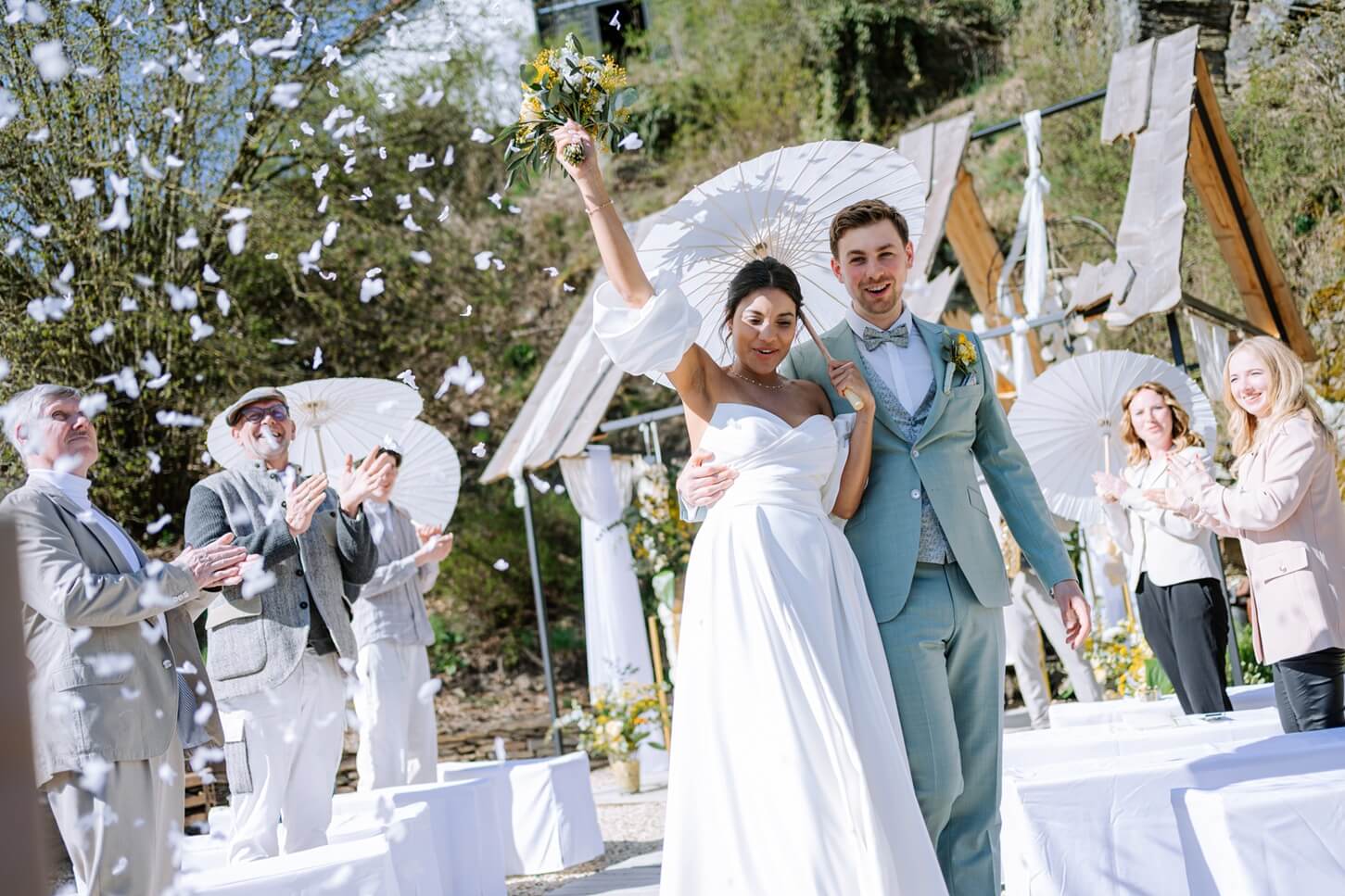 Feierndes Hochzeitspaar Hof alla Cava