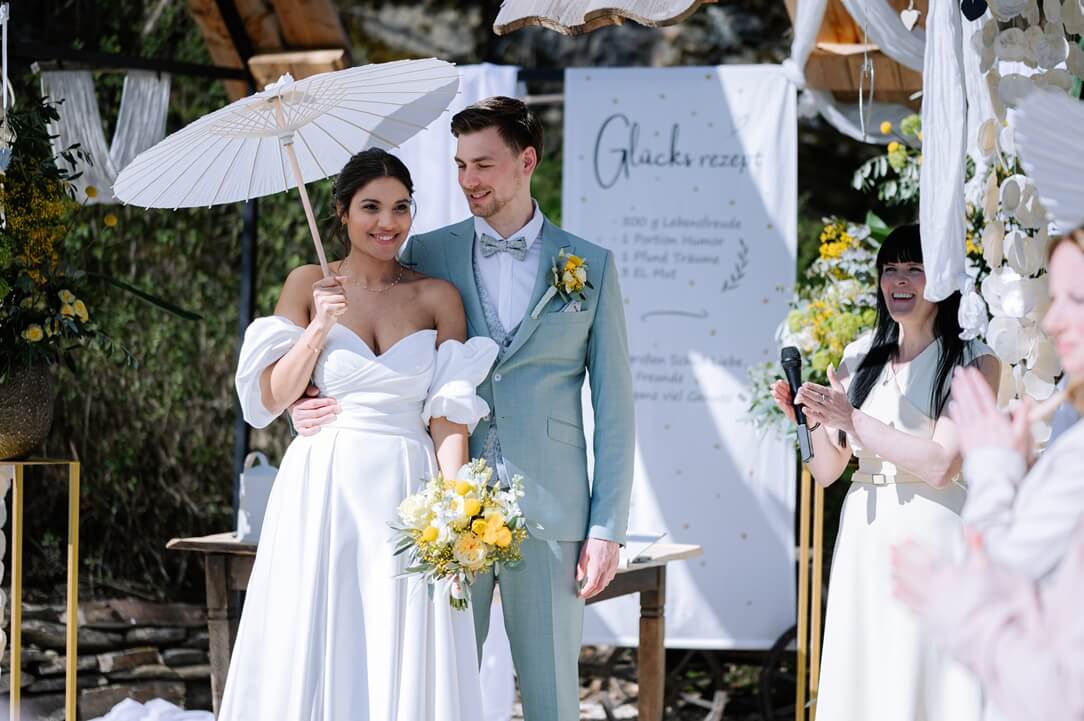 Hochzeitspaar feiert drauĂźen