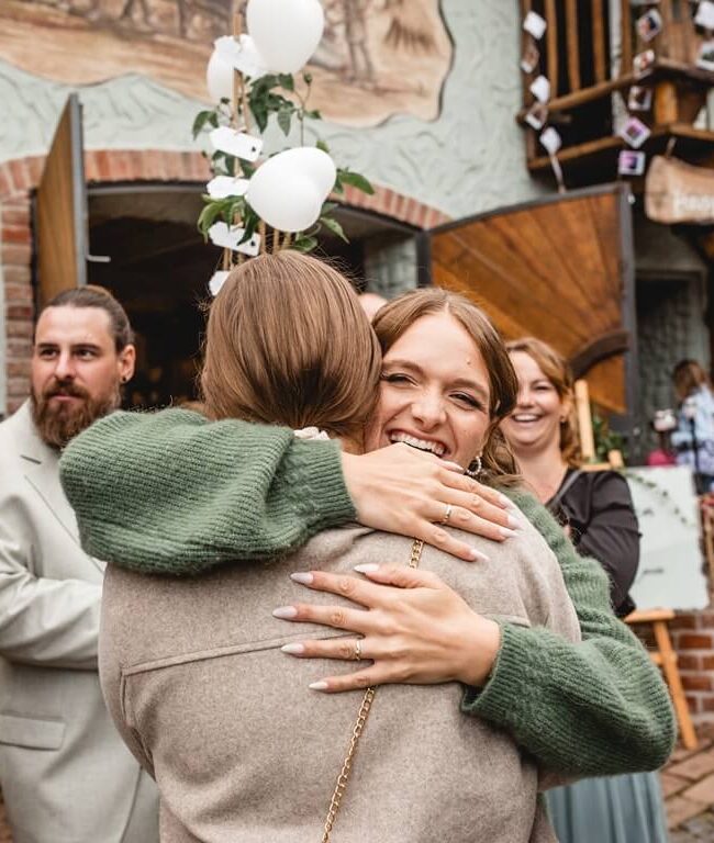 Laura umarmt Freundin: Hochzeitsgückwünsche