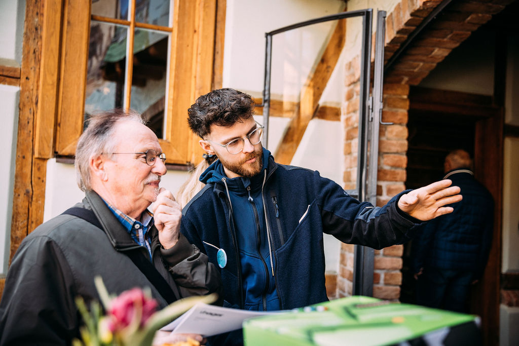 Justin Gramann, PV-Experte von Elektro Laimer berät einen Kunden am Hof alla Cava