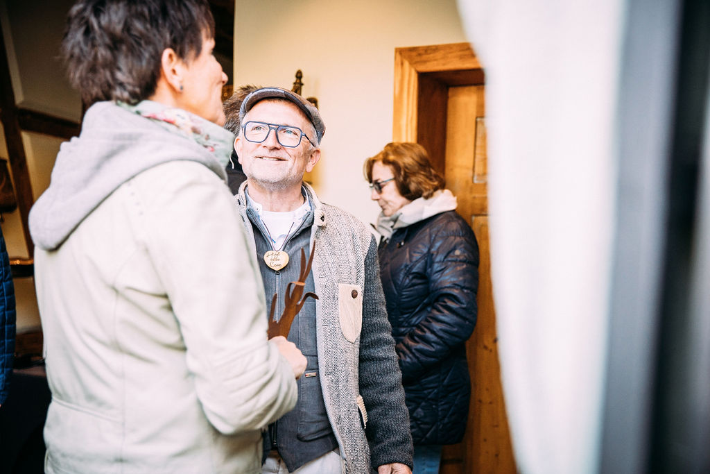 Ingmar Laimer berät Kundin für smartes Energiemanagement (PV, Wallboxen & Co.)