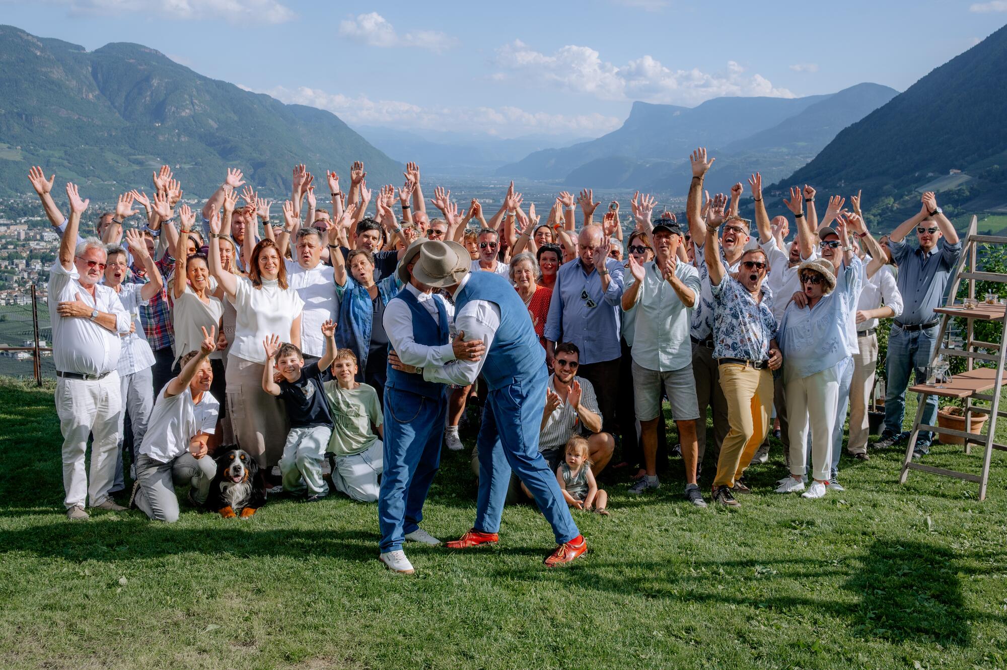 Gruppenfoto der Hochzeitsgesellschaft von Thorsten Rausch und Ingmar Laimer vor dem Panorama der Südtiroler Berge