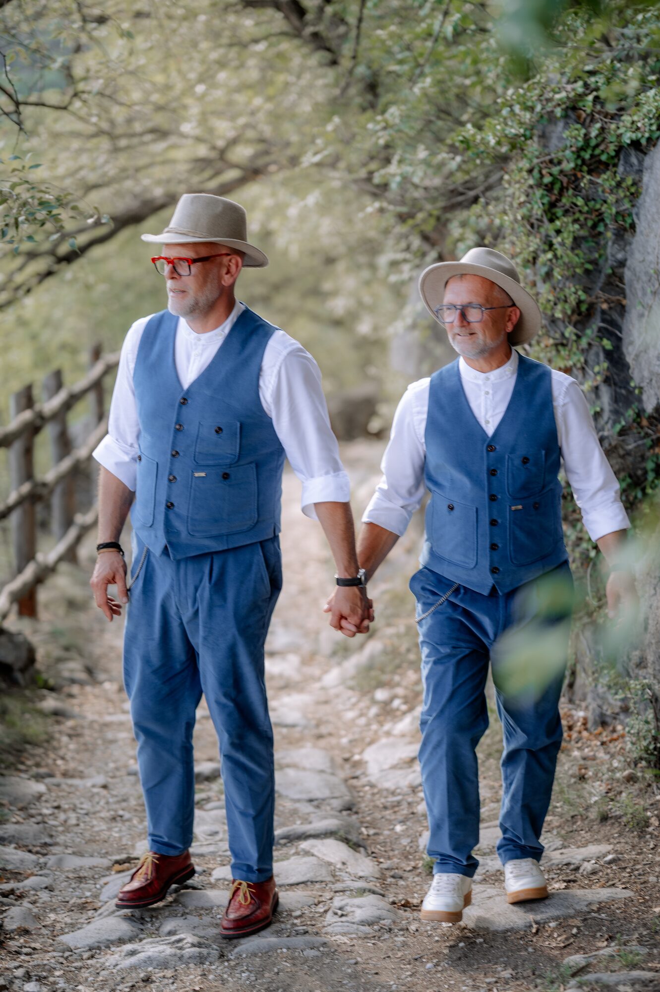Thorsten Rausch und Ingmar Laimer spazieren Hand in Hand über einen Weinbergweg in Algund in Südtirol