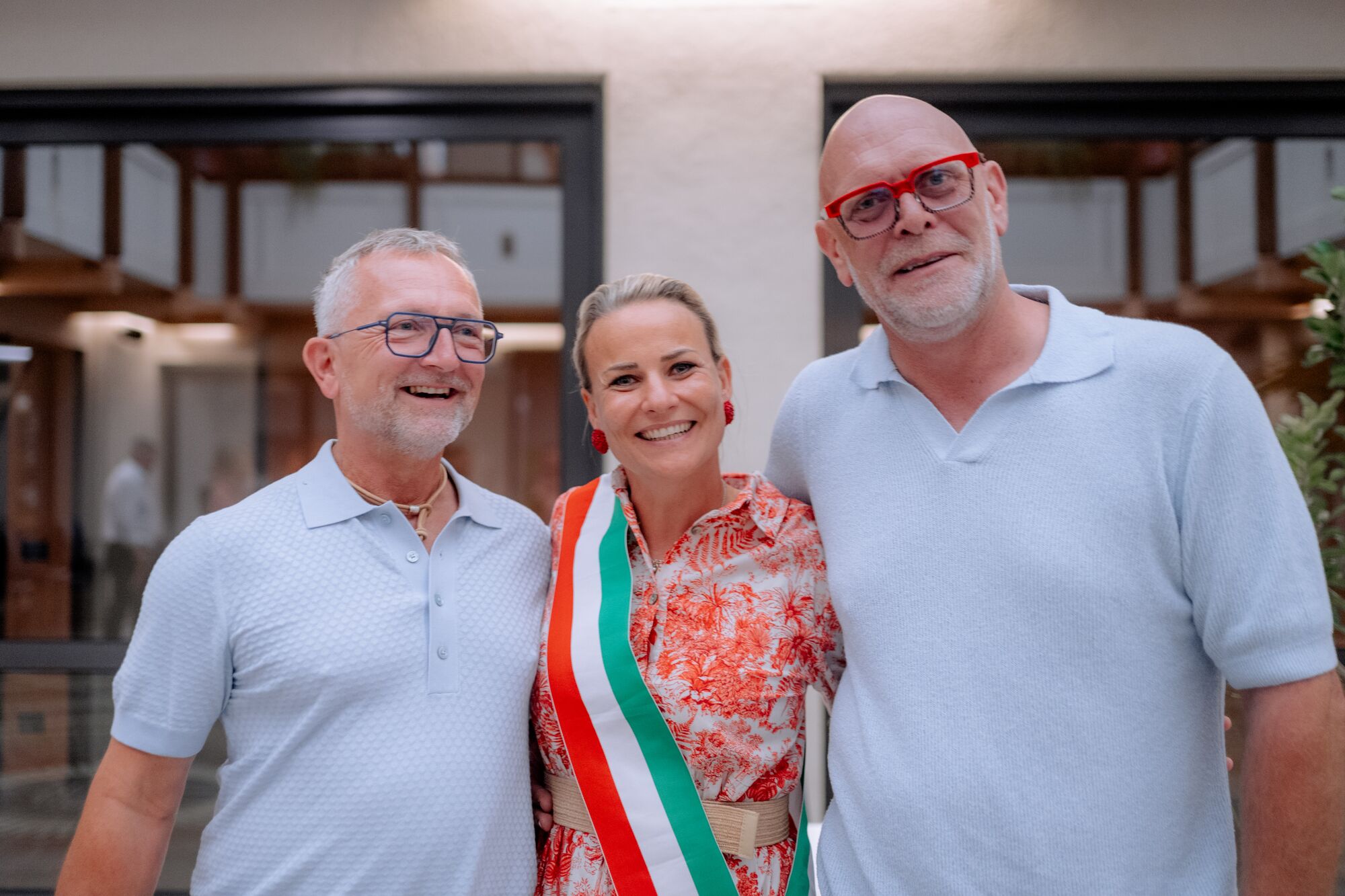 Thorsten Rausch und Ingmar Laimer mit der Standesbeamtin in der italienischen Amtsschärpe nach ihrer standesamtlichen Trauung in Algund