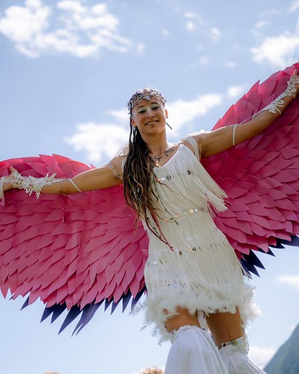 Zaubervogel-Performance von Firedancer, Walkacts und Feuershows für Events, Kooperationspartner vom Hof alla Cava