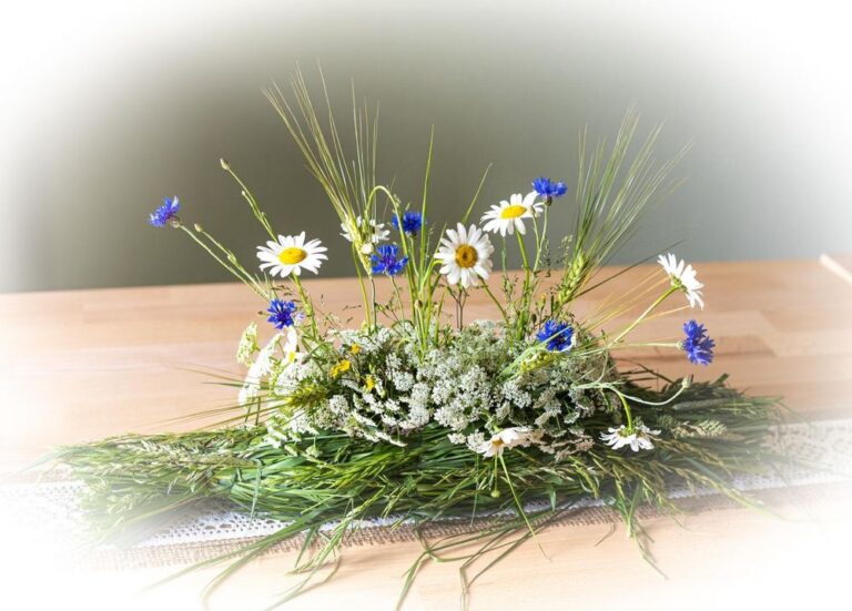 Tischdeko mit Wiesenblumen, Gräsern und Kamille von Einzelstücke, Deko vom Wegesrand für Feiern am Hof alla Cava