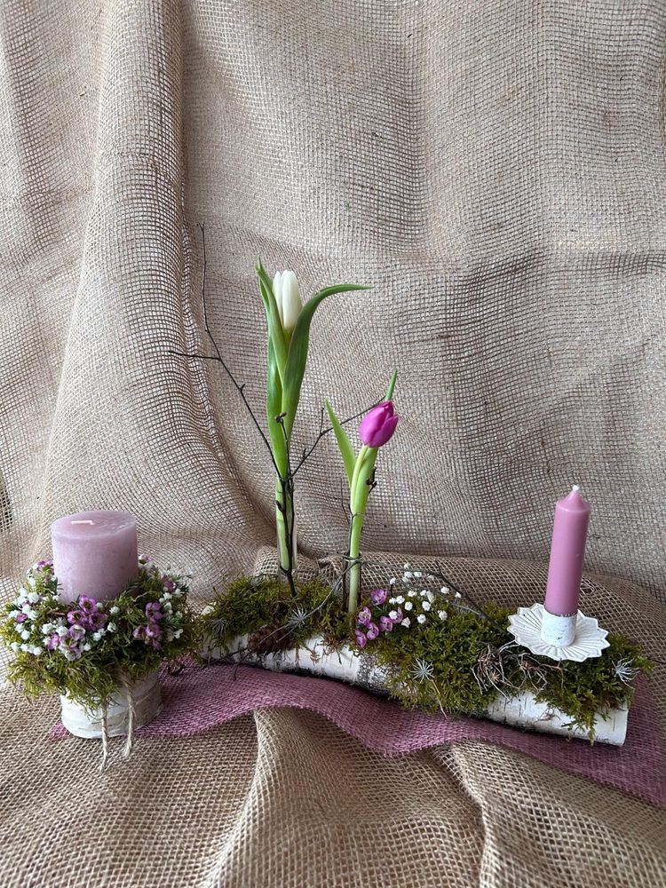 Frühlingsdeko mit Tulpen, Moos und Kerzen auf Jute von Einzelstücke, Regina Wallrabenstein
