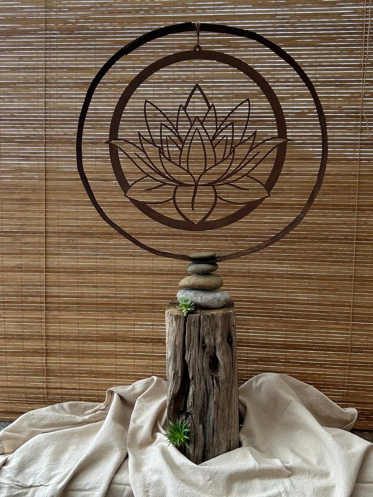 Fassring mit Lotus-Motiv auf Treibholz und Steinen, Einzelstück von Regina Wallrabenstein