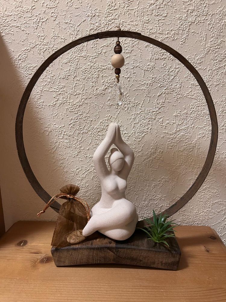 Fassring mit Yogafigur und Kristall auf altem Holz, Dekoobjekt von Einzelstücke