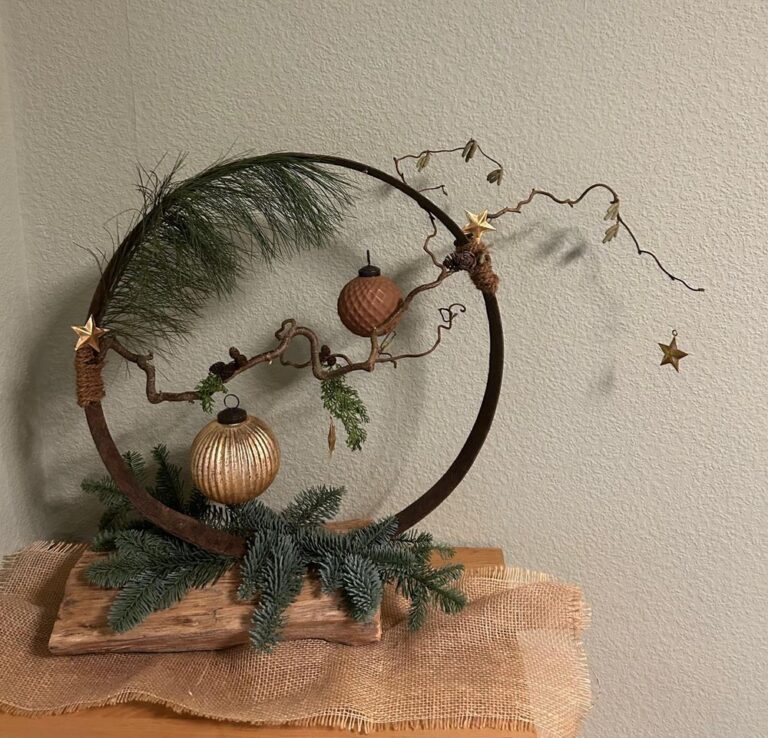 Weihnachtsdeko aus Fassring mit Tannengrün, Kugeln und Sternen von Einzelstücke