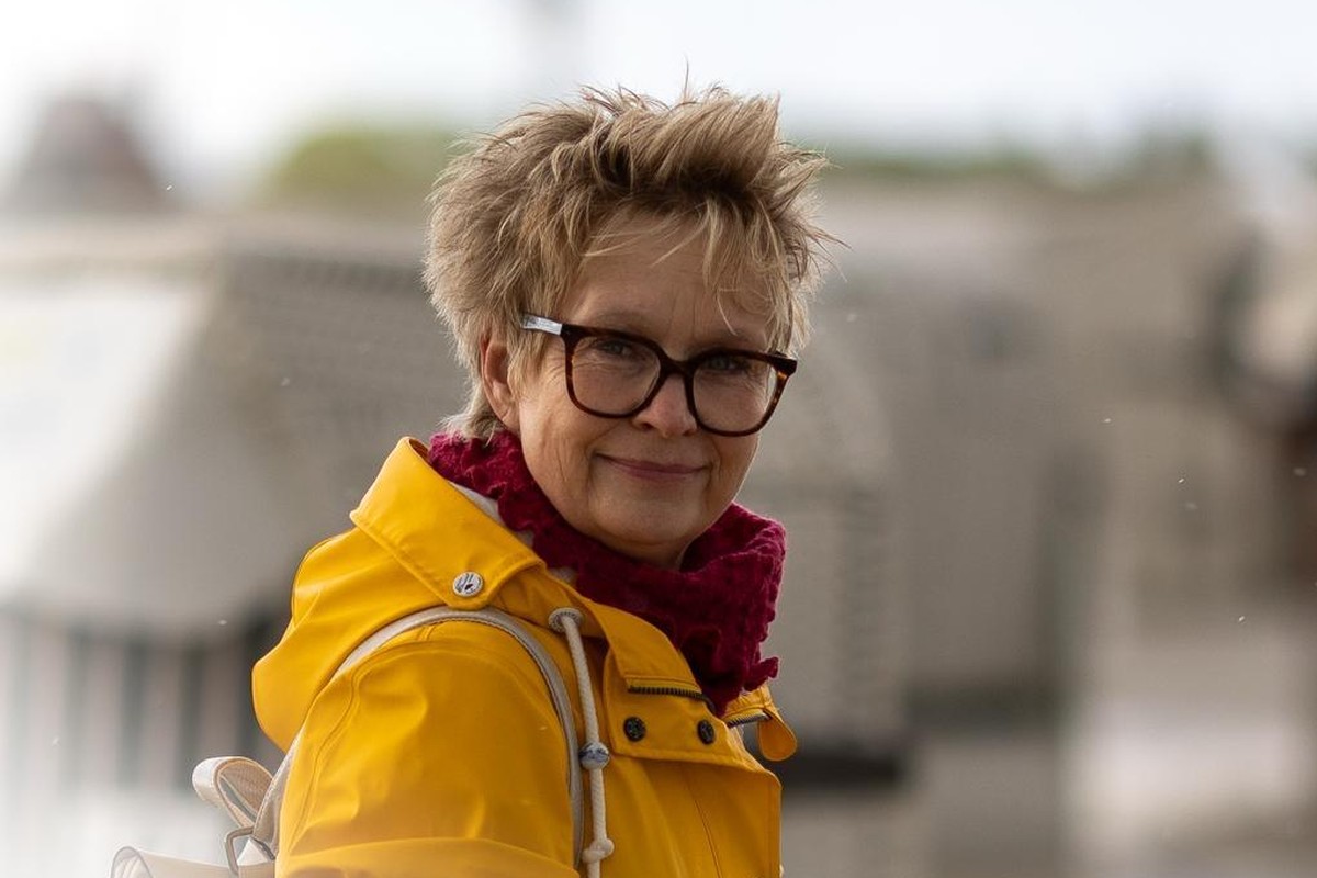 Regina Wallrabenstein, Dekorateurin von Einzelstücke, in gelber Regenjacke, Kooperationspartnerin vom Hof alla Cava