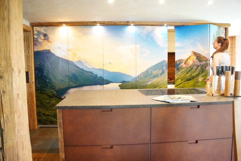 Kücheninsel mit Bergpanorama-Rückwand, gebaut von Schreinerei Träume aus Holz aus Sonthofen