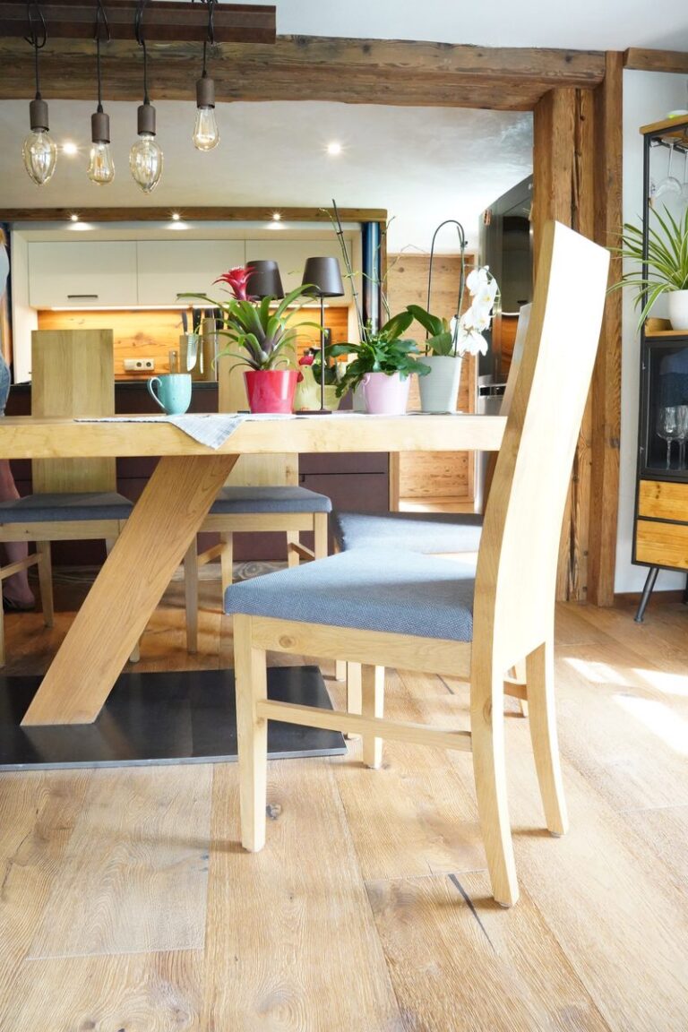 Massivholz-Esstisch mit Stühlen nach Maß von Schreinerei Träume aus Holz