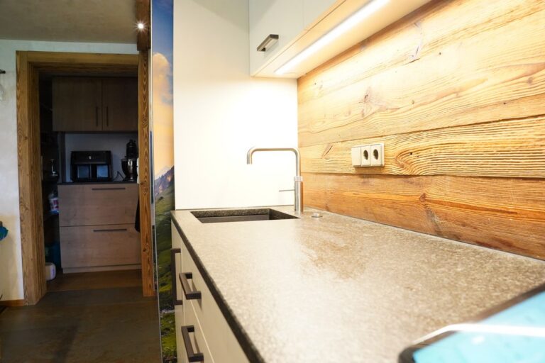Altholz-Wandverkleidung an der Küchenzeile, Innenausbau von Träume aus Holz
