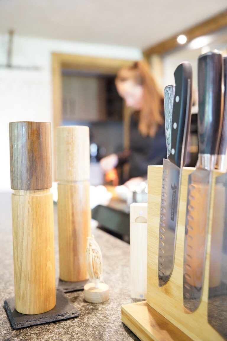 Pfeffermühlen und Messerblock aus Holz in einer Küche von Träume aus Holz