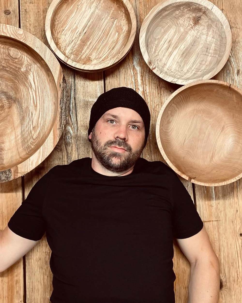 Roman Dreis, Kunsthandwerker, vor seinen handgefertigten Holzschalen, Kooperationspartner vom Hof alla Cava