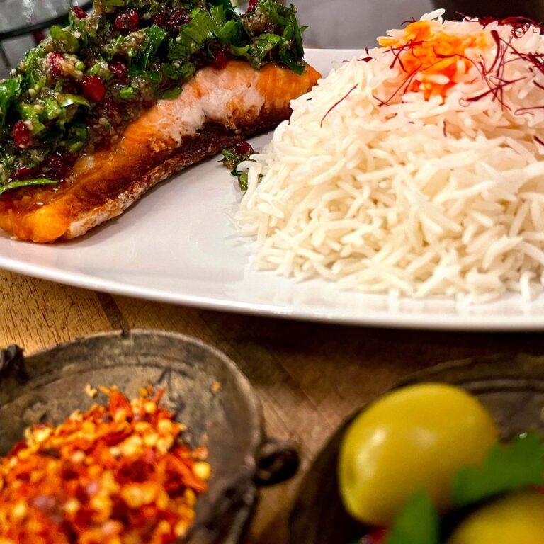 Lachs mit Kräutern, Granatapfel und Safranreis, orientalisches Catering von Simins Catering aus Taunusstein