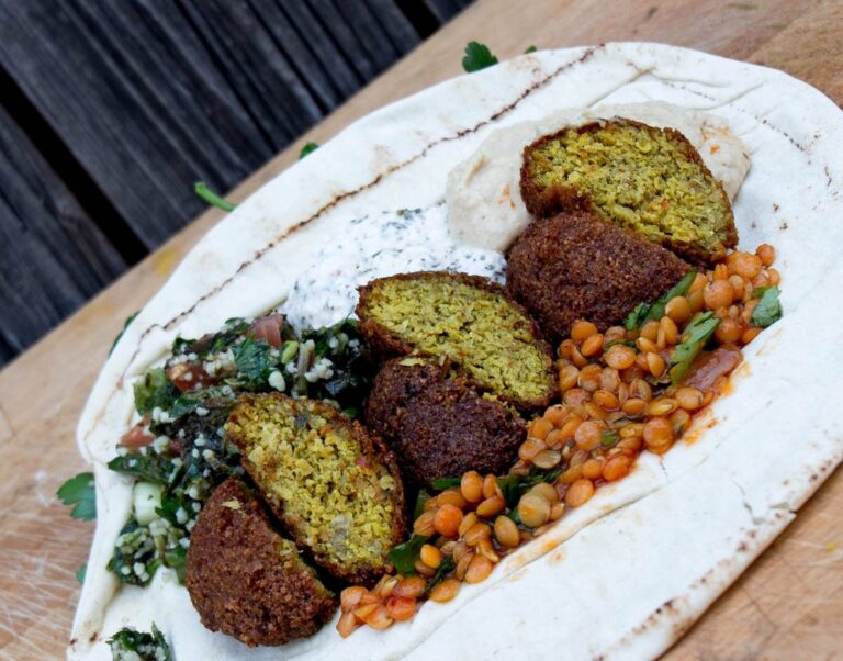 Falafel mit Linsen, Taboulé und Hummus auf Fladenbrot, vegetarisches Catering von Simins Catering