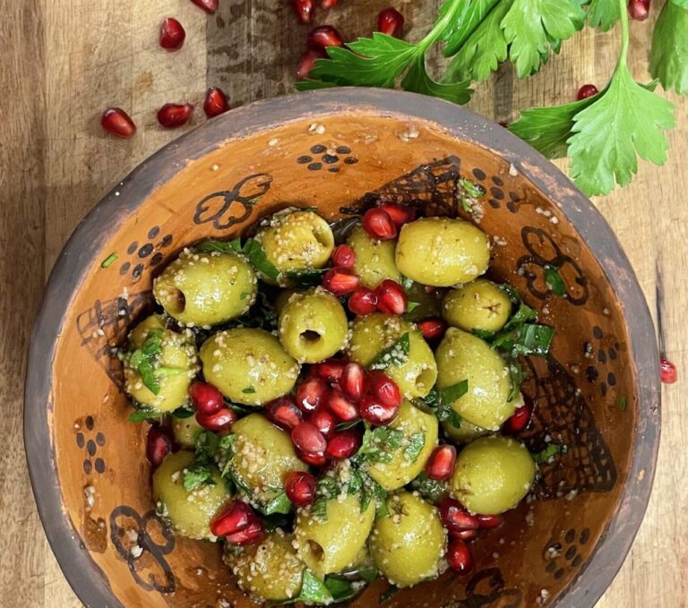 Zeytoon Parvardeh, persische Oliven mit Granatapfel und Walnüssen, Vorspeise von Simins Catering