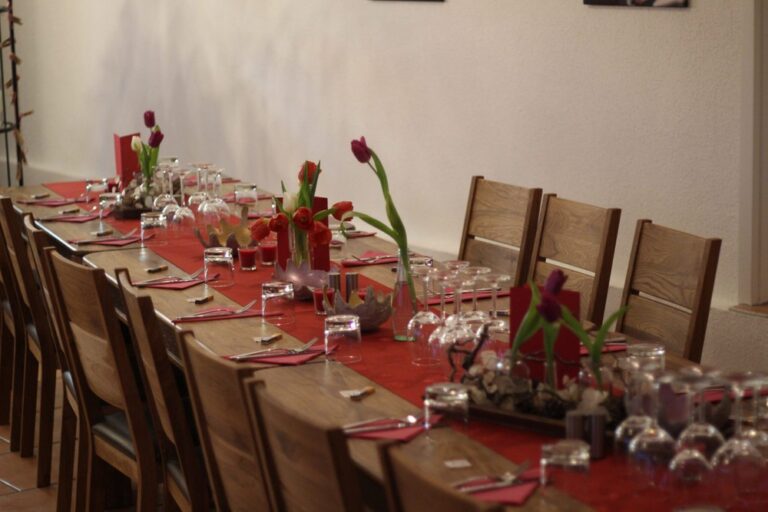 Festlich gedeckte lange Tafel mit Tulpen bei Simins Orientalisches Bistro & Catering in Taunusstein