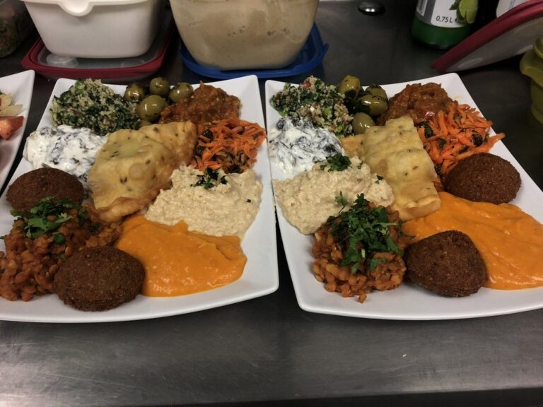 Vegetarische Mezze-Teller mit Falafel, Hummus, Taboulé und Dips von Simins Catering, Rheingau-Taunus