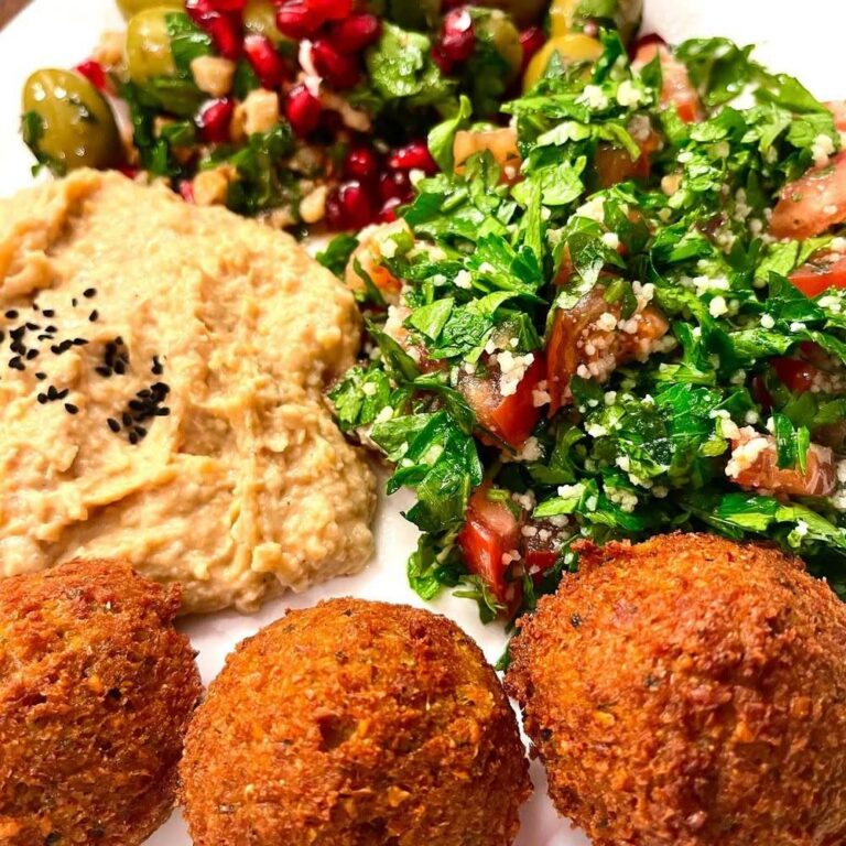 Falafel mit Hummus, Taboulé und Granatapfelsalat, vegetarisches Catering von Simins Catering