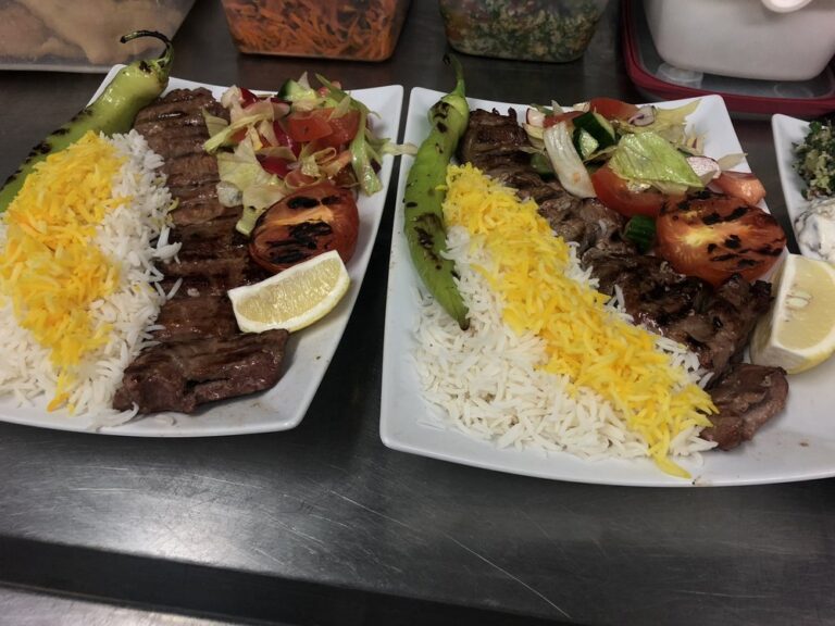Chelo Kabab mit Safranreis, gegrillter Tomate und Peperoni, persisches Gericht von Simins Catering